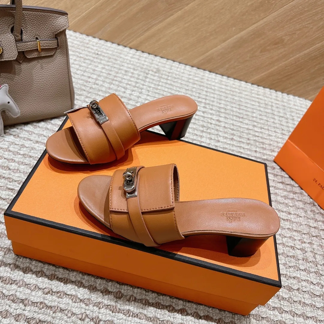 👟👟Ex-factory price 540👟👟 High version of the 2024 spring and summer new HERMES Hermès counter new style. The wedge-heeled Erjiu sandals and slippers, which have been extremely popular recently, are paired with various colorful socks. They are very trendy. Upper: cowhide. Outsole: technological imitation wood sole. Heel height: about 7cm. Size: Female 35-41 (40/41 non-refundable and non-exchangeable)